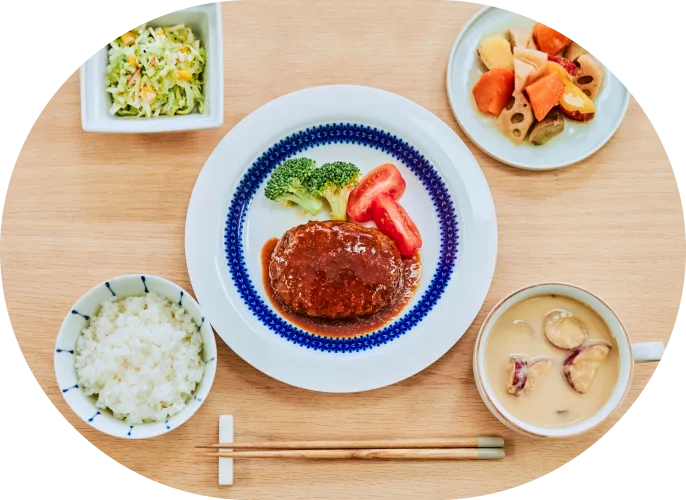 FitDishの料理にご飯などを添えた食卓の盛り付け例