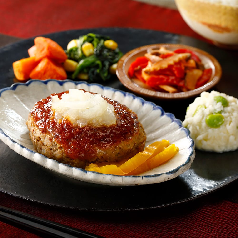 ニチレイフーズダイレクトのたまねぎソースの和風ハンバーグと副菜の盛り付け例