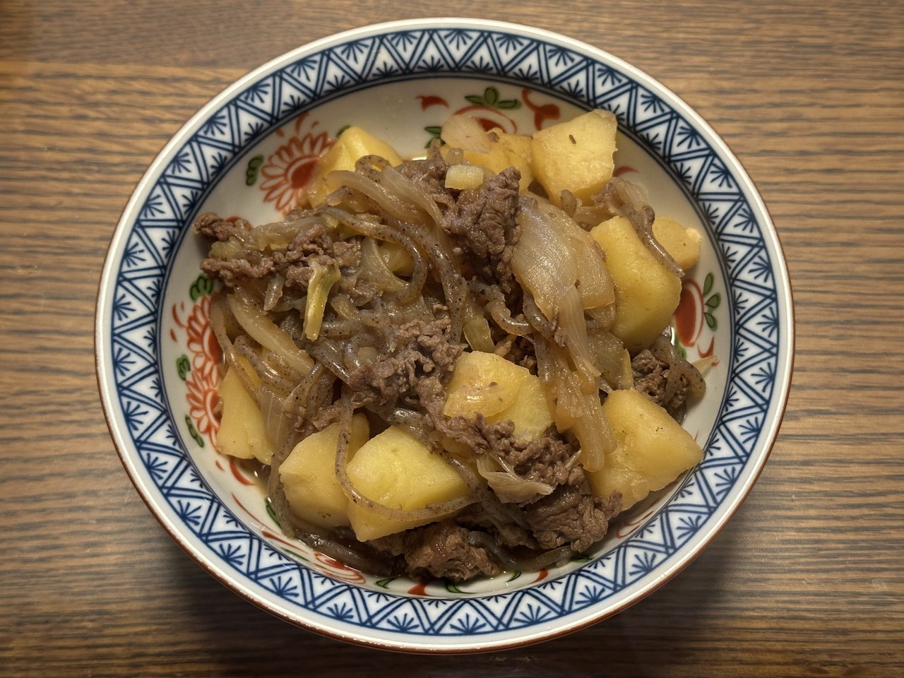 皿に盛られた肉じゃがの料理例