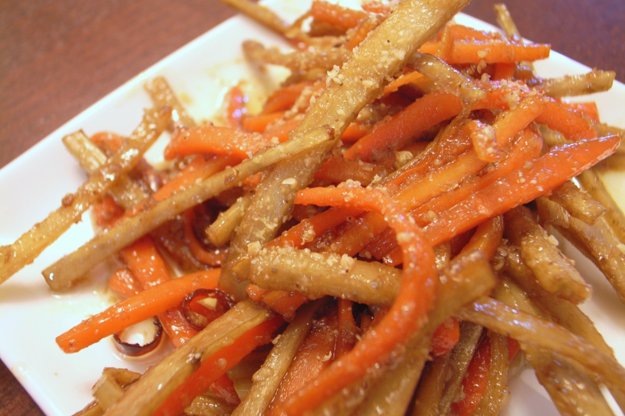 皿に盛られたきんぴらの料理例